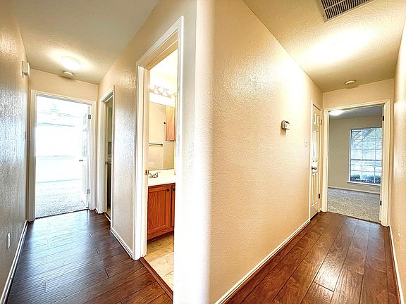 4th image of 1001 Leah Ln