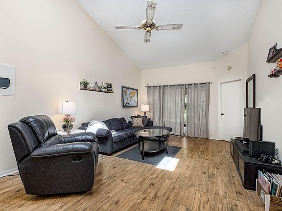 3rd image of 325 Oak Haven Dr