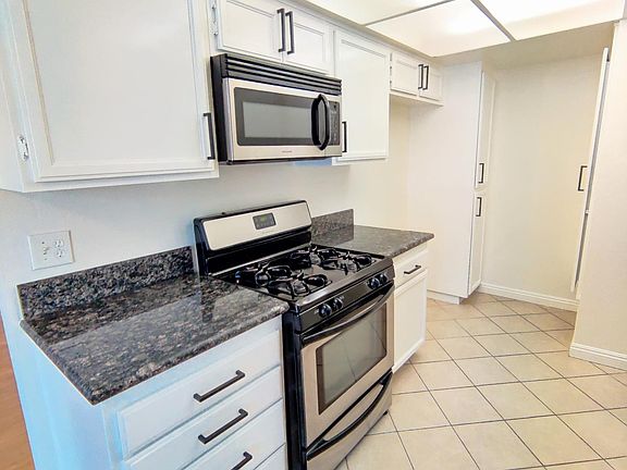 3rd image of 13138 Moorpark St APT 22