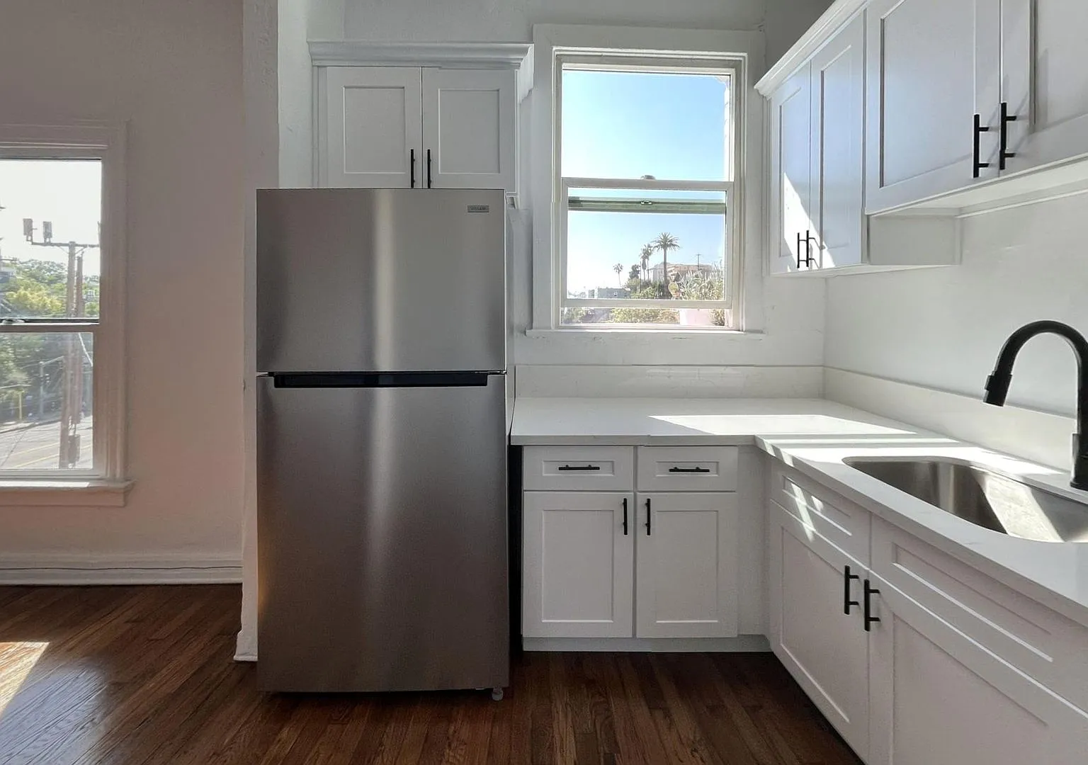 Sunset Apts...Gorgeous Newly Remodeled Apartments..CALL NOW! — Photo 4