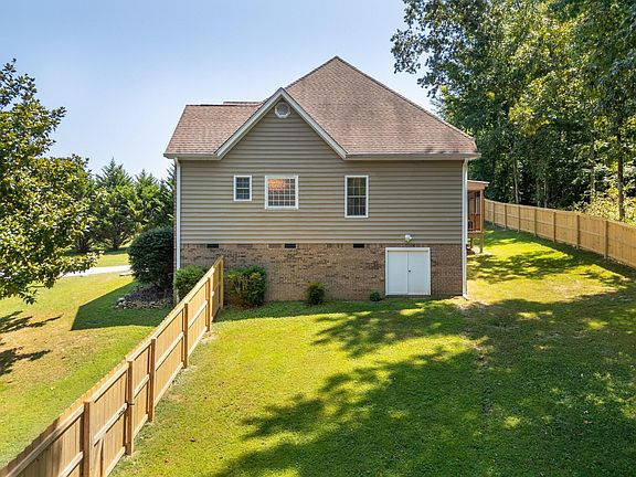 5th image of 110 Flagstone Dr NE