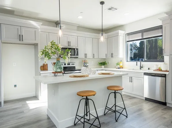 800 La Contenta Dr, Valley Springs, CA 95252