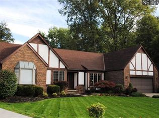 29360 Goulders Grn, Bay Village, OH 44140