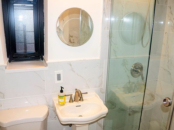 3rd image of 72 Park Ter W APT E25
