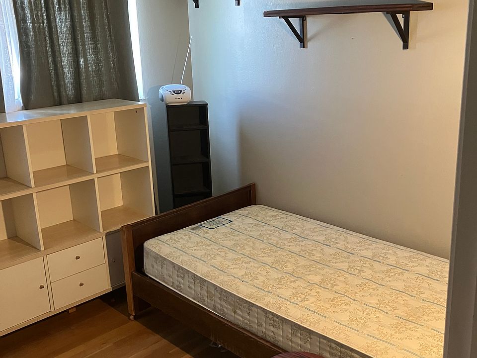 2nd image of 1304 Oak Pl