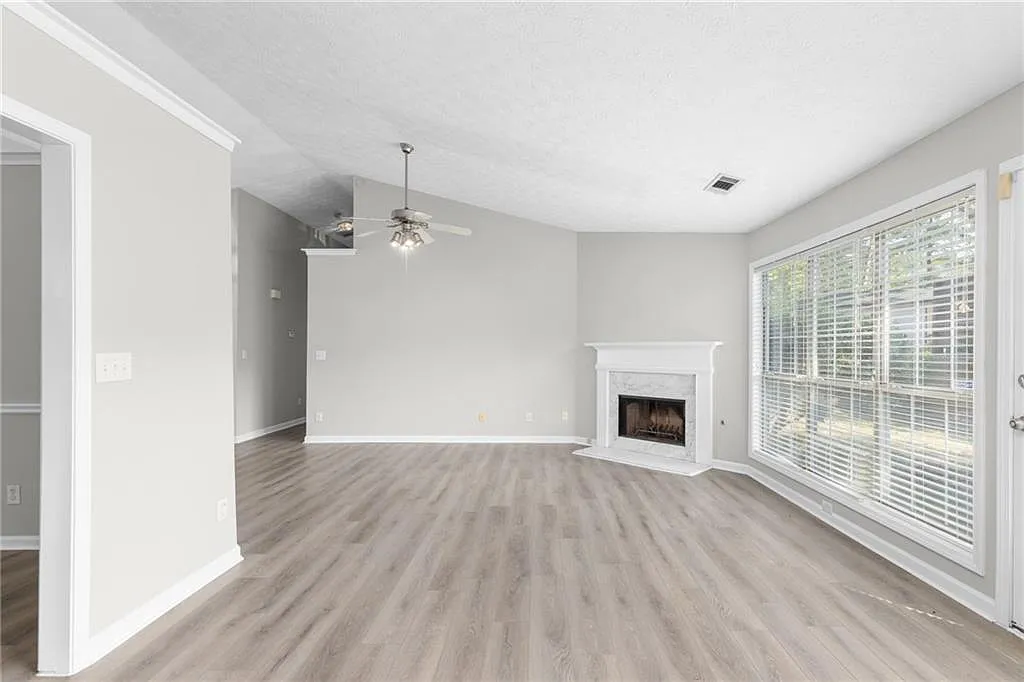 3 bed, 2.0 bath, 1402 sqft, $2,150 — Photo 4