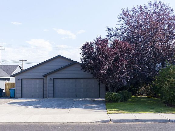 3rd image of 818 NE Negus Pl #0