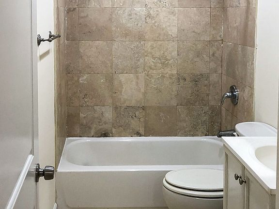 4th image of 3926G N Pine Grove Ave #G
