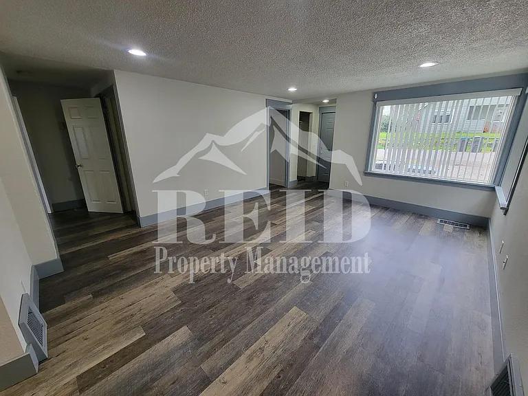 1212 Evans Ave W — Photo 4