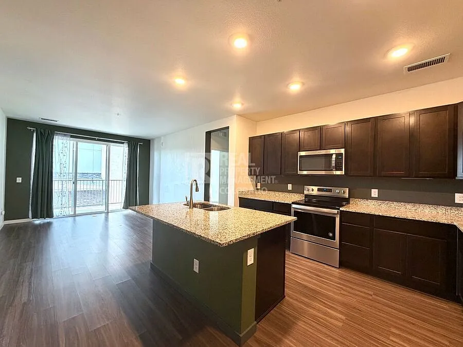 2 Bedroom Condo in Convenient Littleton Location — Photo 4