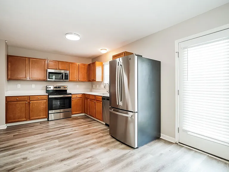 804 Zeller Dr — Photo 6