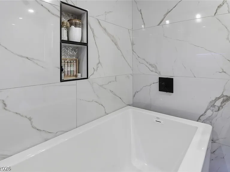 300 E Lacy Ln — Photo 40