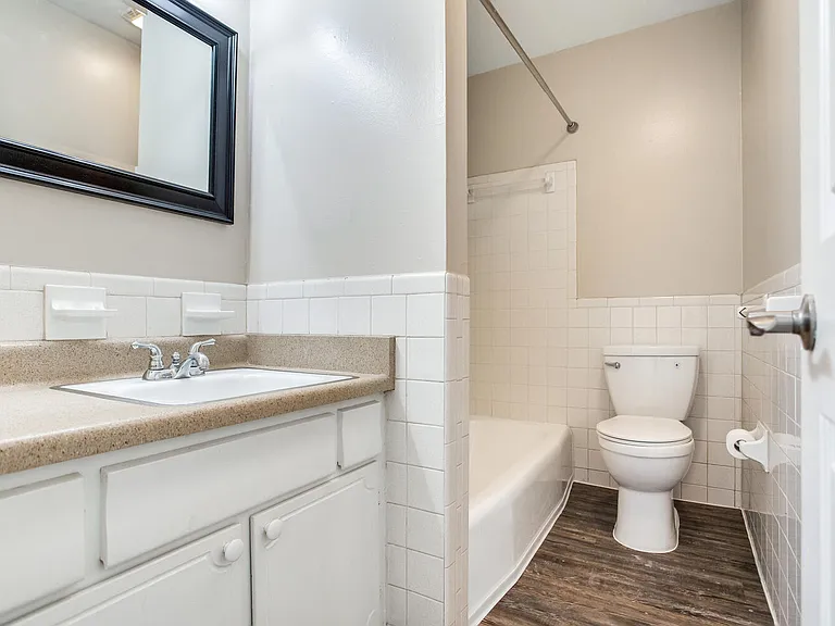 Chateau Apartments — Photo 15