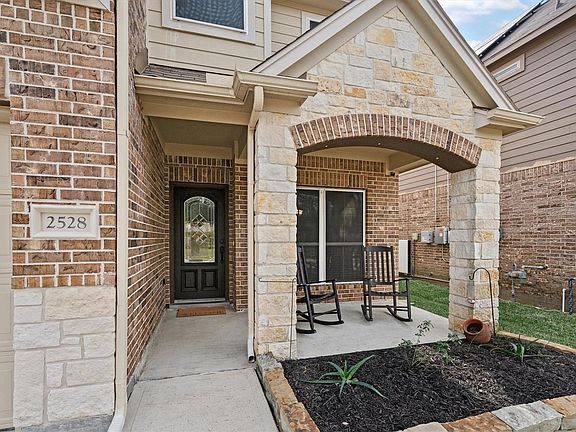 4th image of 2528 Magnolia Fair Way