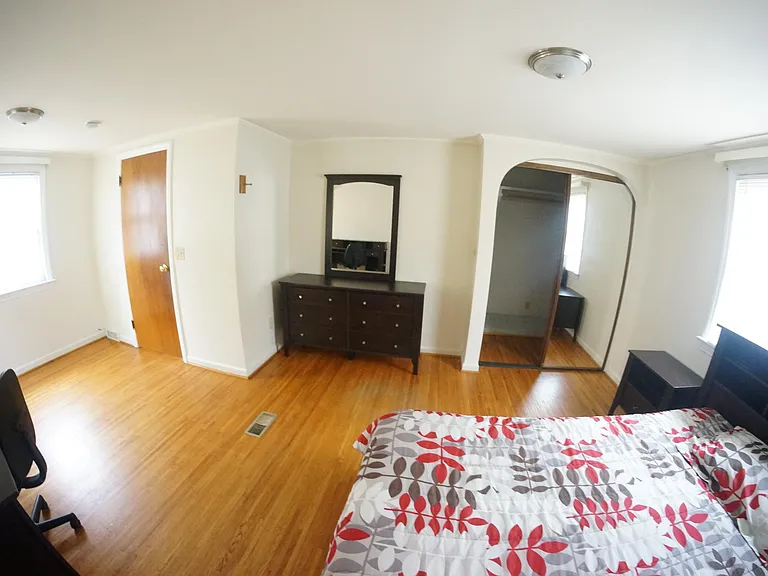 1218 Genesee St — Photo 1