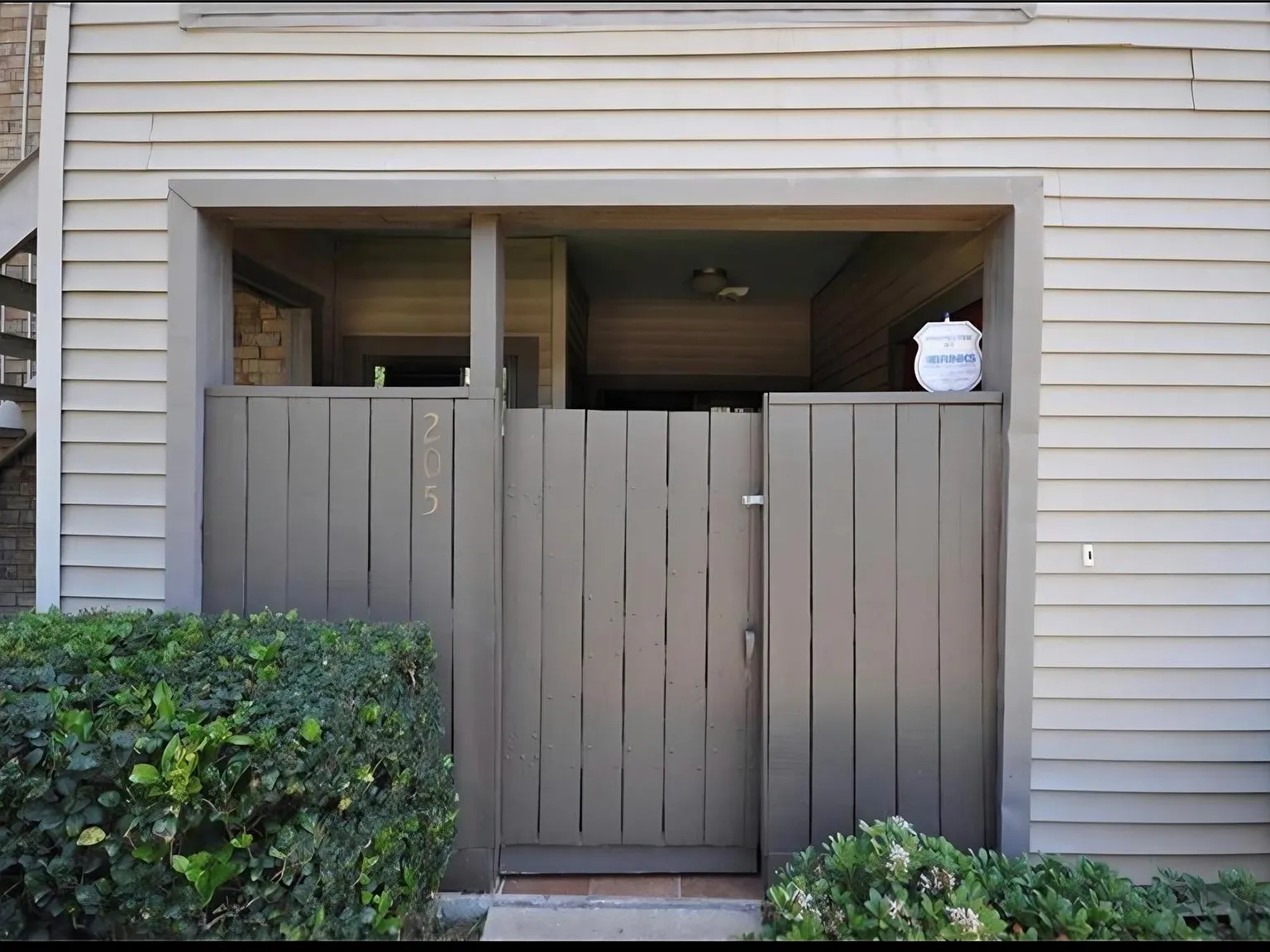 1 bed, 1.0 bath, 744 sqft, $1,200 — Photo 2