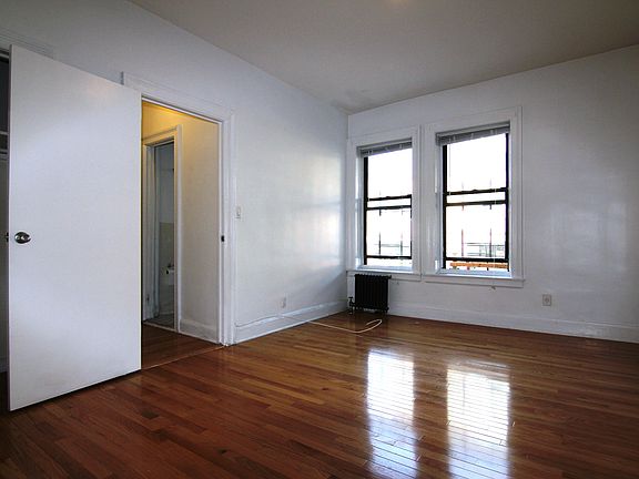 5th image of 3805 Crescent St APT 1F