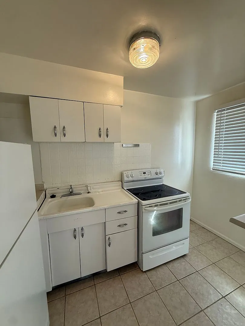 N Tejon 520 — Photo 3