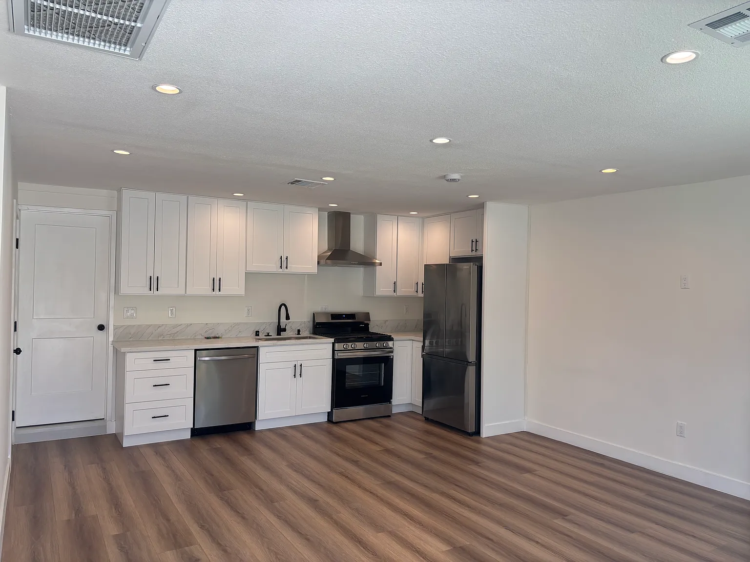 N Frederic St, Burbank — Photo 2