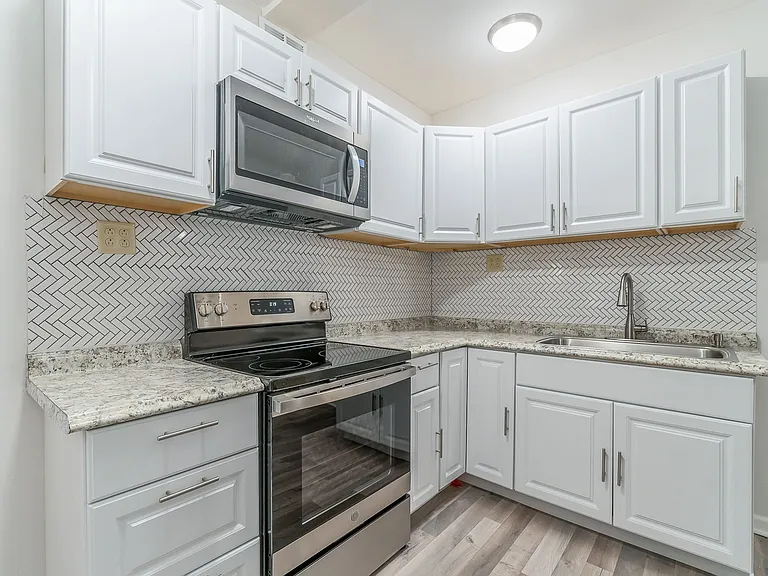 745 Greenwood Ln SW — Photo 8