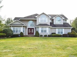 10 Meadow Ridge Ct, Woodbury, NY 11797