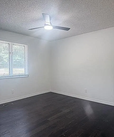 Spacious room with closet