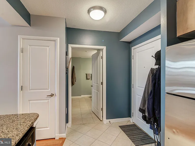 1021 N Garfield St #611 — Photo 8
