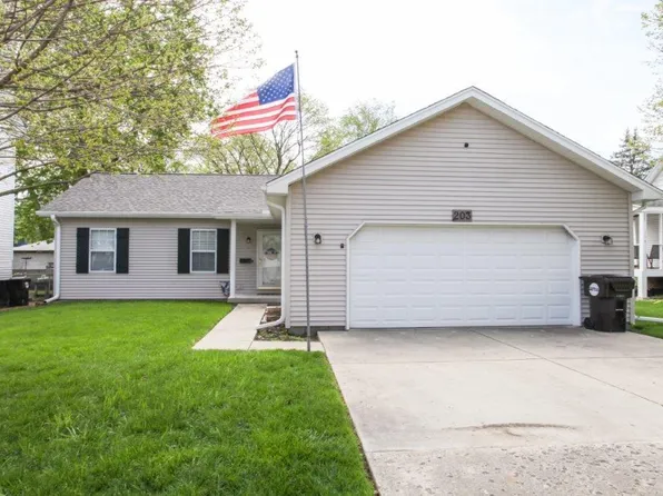 203 E Elm St, Le Roy, IL 61752