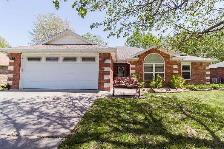 1st image of 207 Lyndal Ln