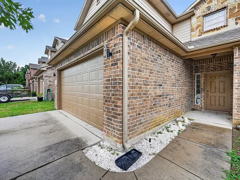 154 Castleridge Dr #B — Photo 2