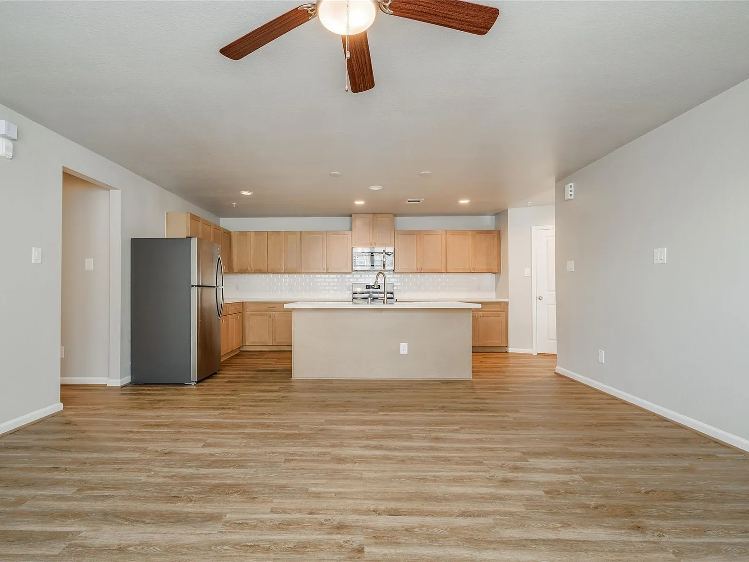 3 bed, 2.0 bath, 1360 sqft, $1,595 — Photo 4