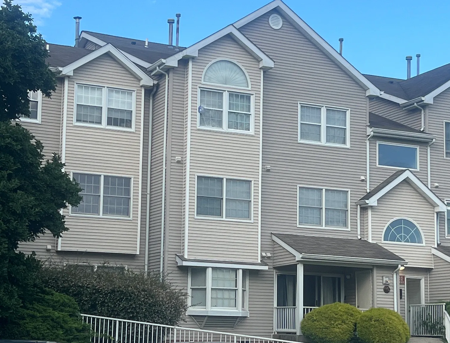 2 bed, 1.5 bath, 908 sqft, $2,425 — Photo 1