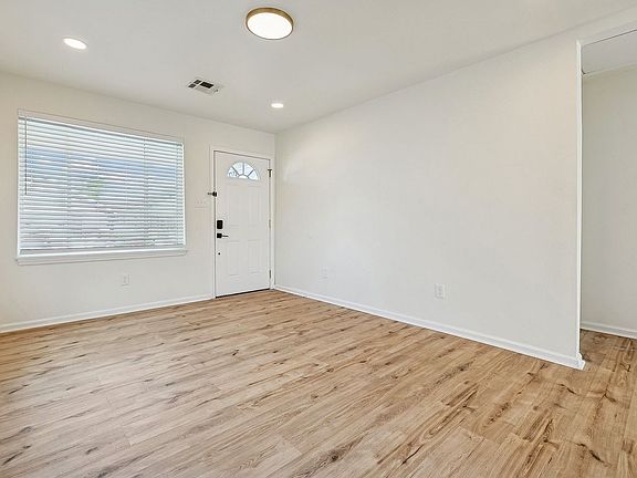 4th image of 1925 Desire St