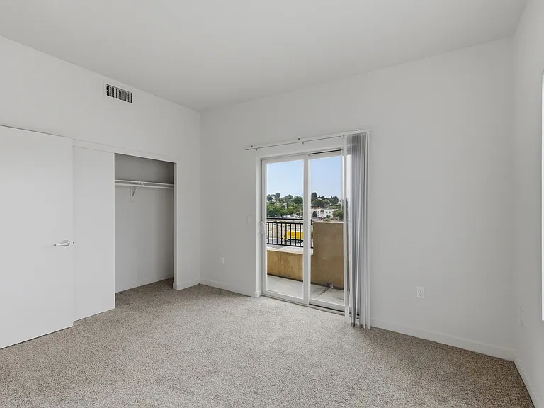 City Plaza Apartments — Photo 6