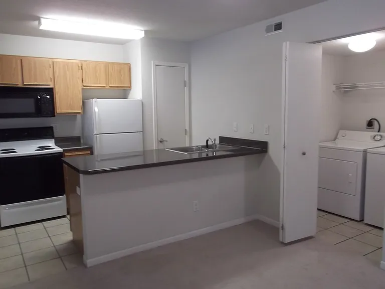 Country Club Apartments — Photo 2