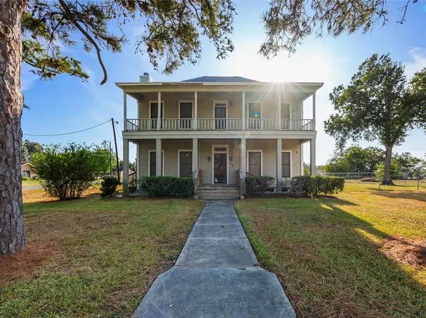 113 S Pumphrey St, Edna, TX 77957