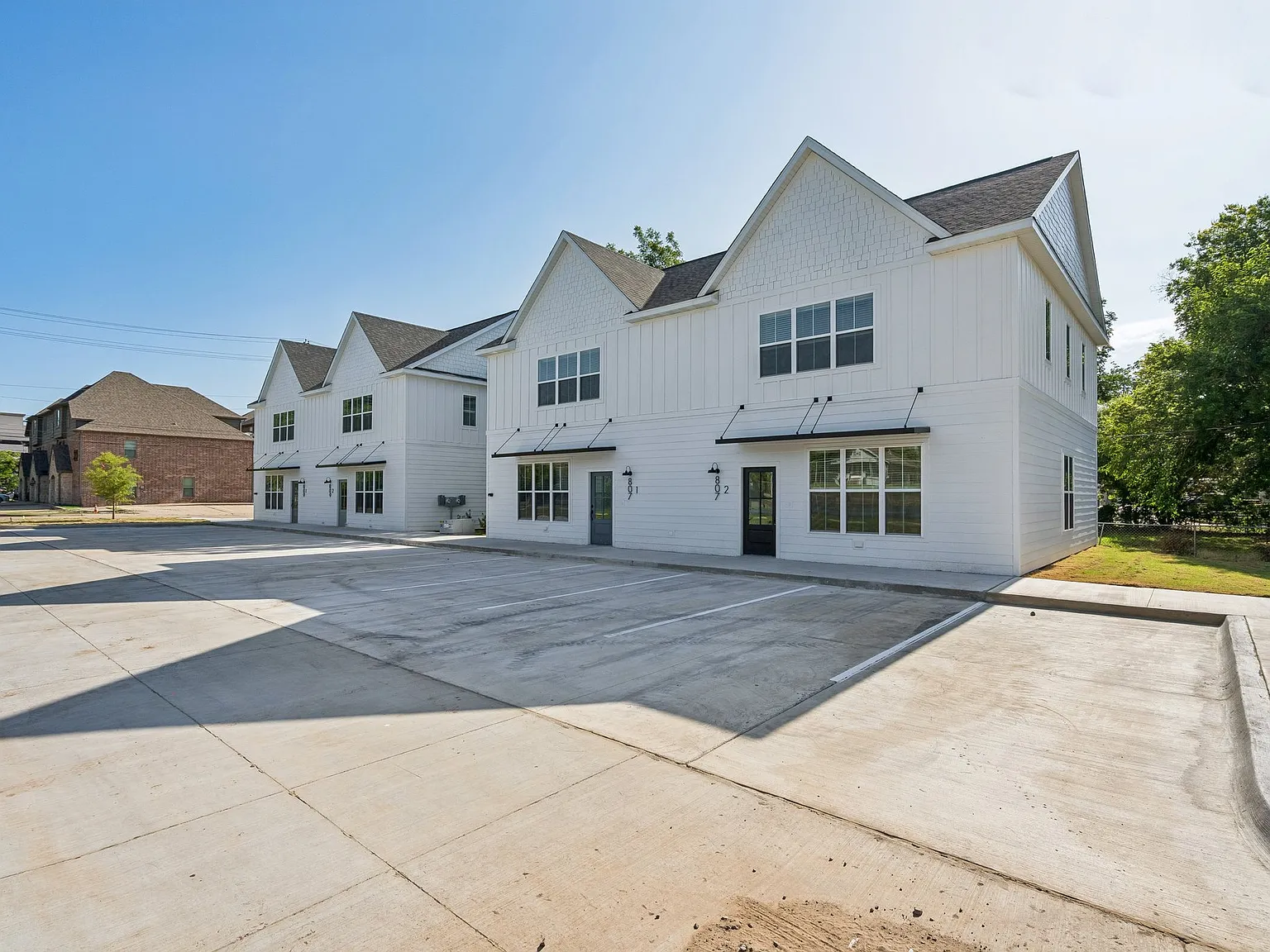4 bed, $2,900 — Photo 1