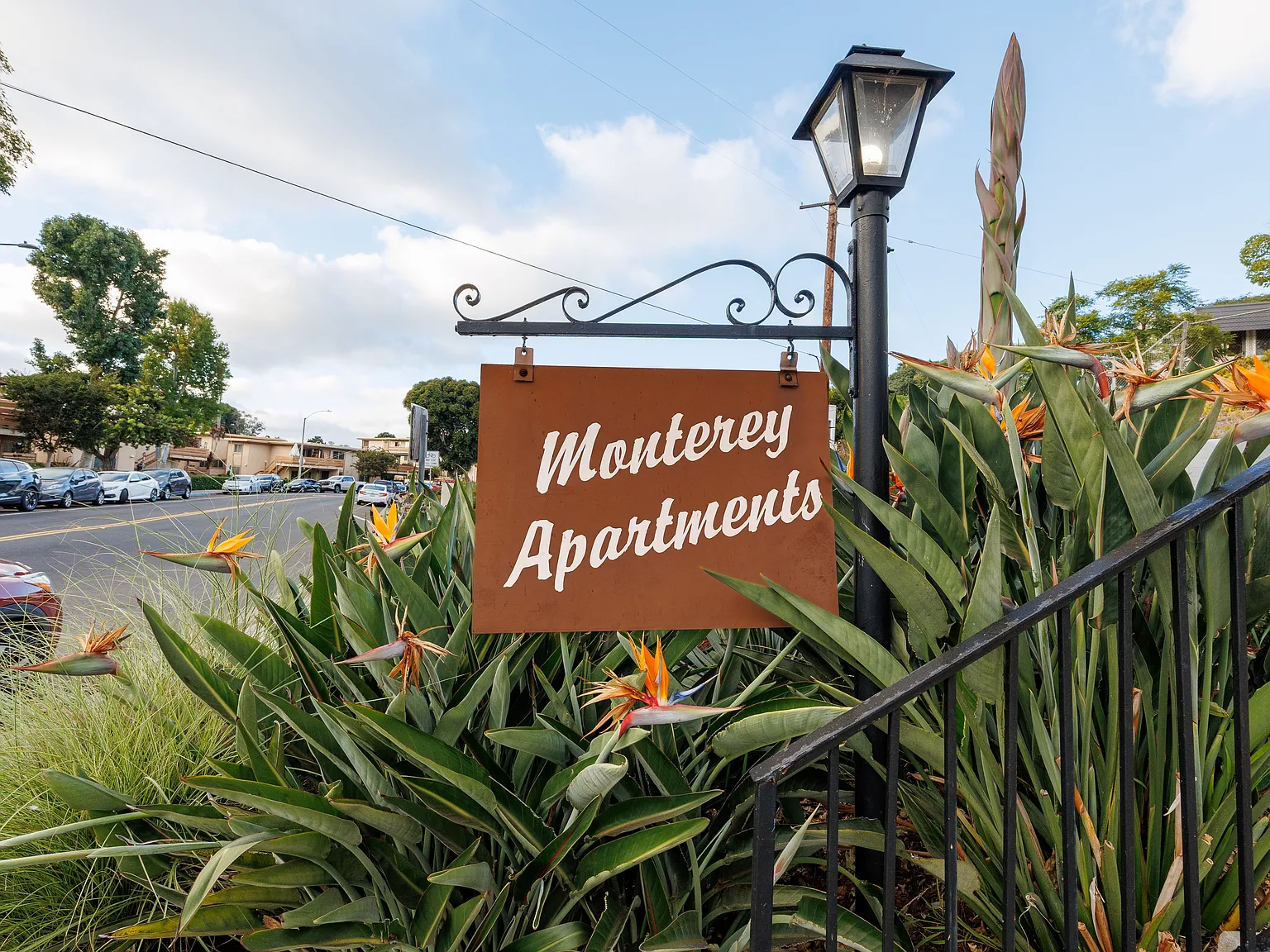 Monterey Villa Apartments — Photo 4