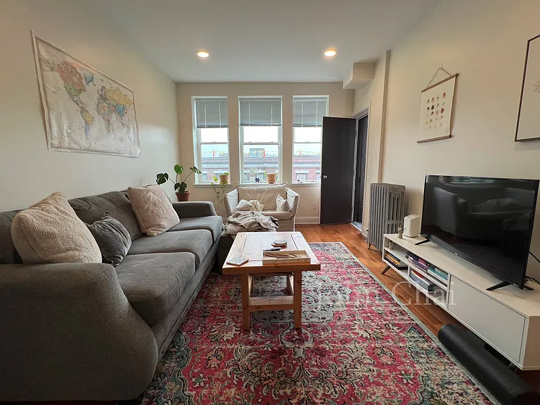 123 Sutherland Rd #N — Photo 1
