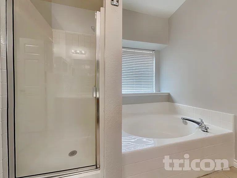 5816 Greenmeadow Dr — Photo 10
