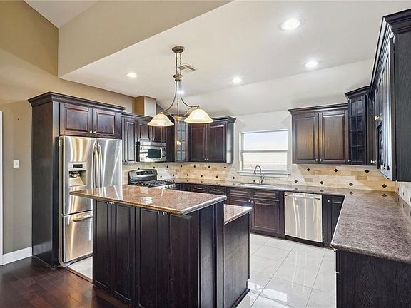 4th image of 6766 Bellaire Dr