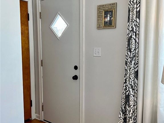 3rd image of 108 Kendall Dr E