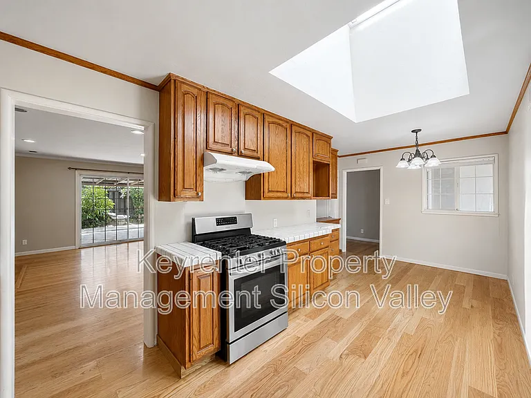 1114 Lynn Way — Photo 5