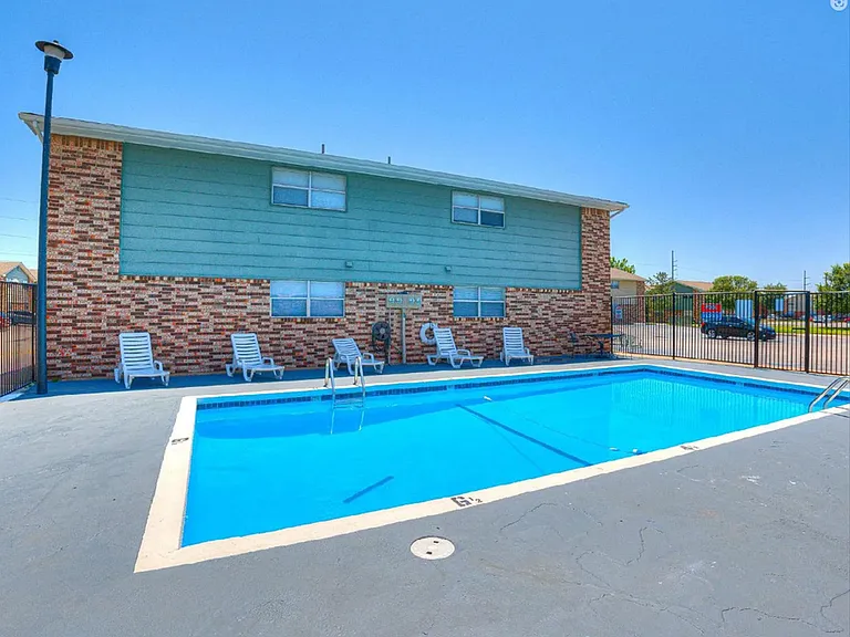 Avendale Pointe Apartments — Photo 37