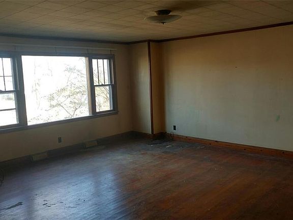 3rd image of 142 Oak Ave