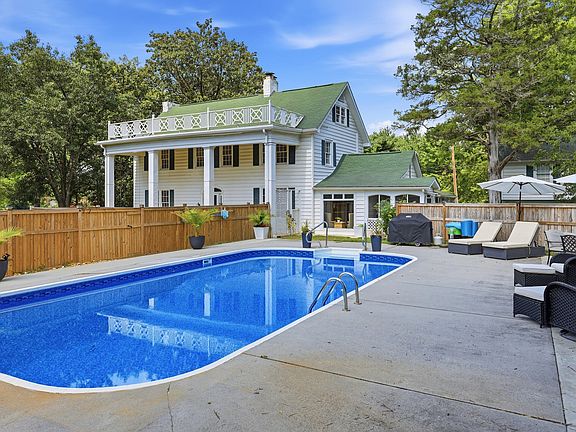 2nd image of 2035 Woodchase Close NE