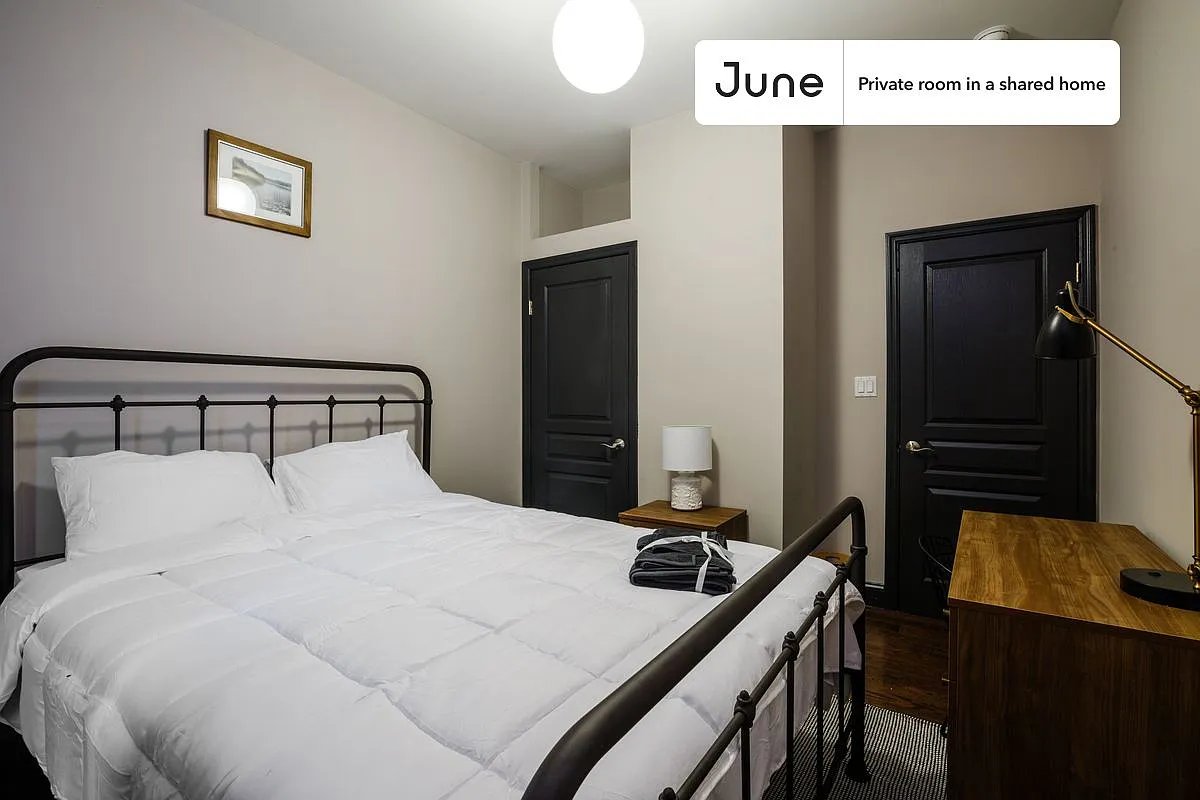 Queen bedroom in 4 bed/1 bath home in West Harlem #125 C — Photo 2