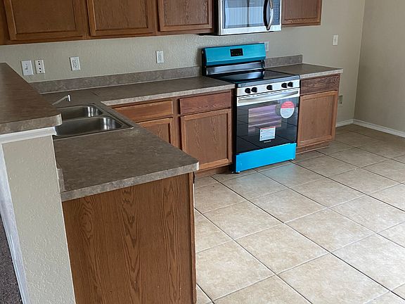 Large Kitchen with New Appliances. refridgerator not included.