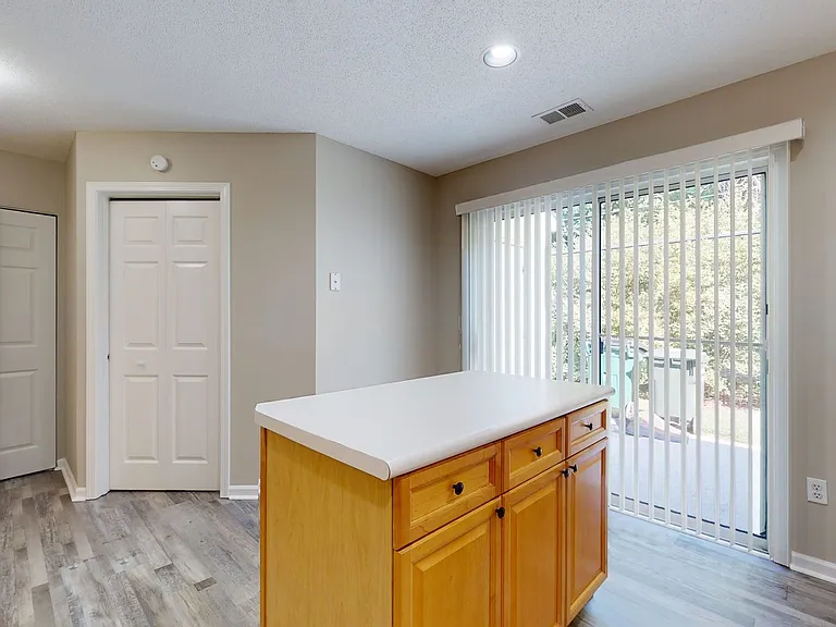 670 Emerald Cove Dr — Photo 4