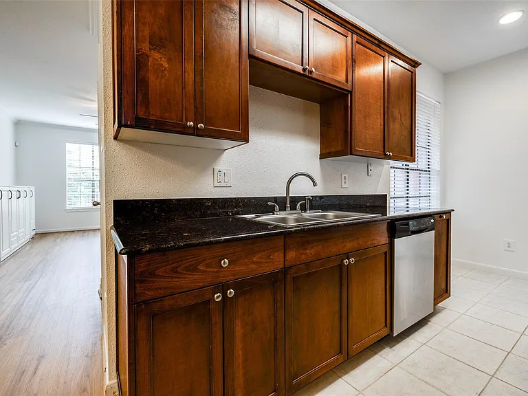 2255 Braeswood Park Dr #294 — Photo 10